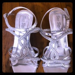 Girls Silver Strappy dress heels 👠 Host Pick! 👠